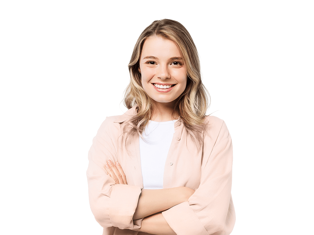 Ragazza sorridente con braccia incrociate