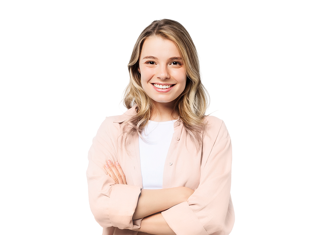 Ragazza sorridente con braccia incrociate