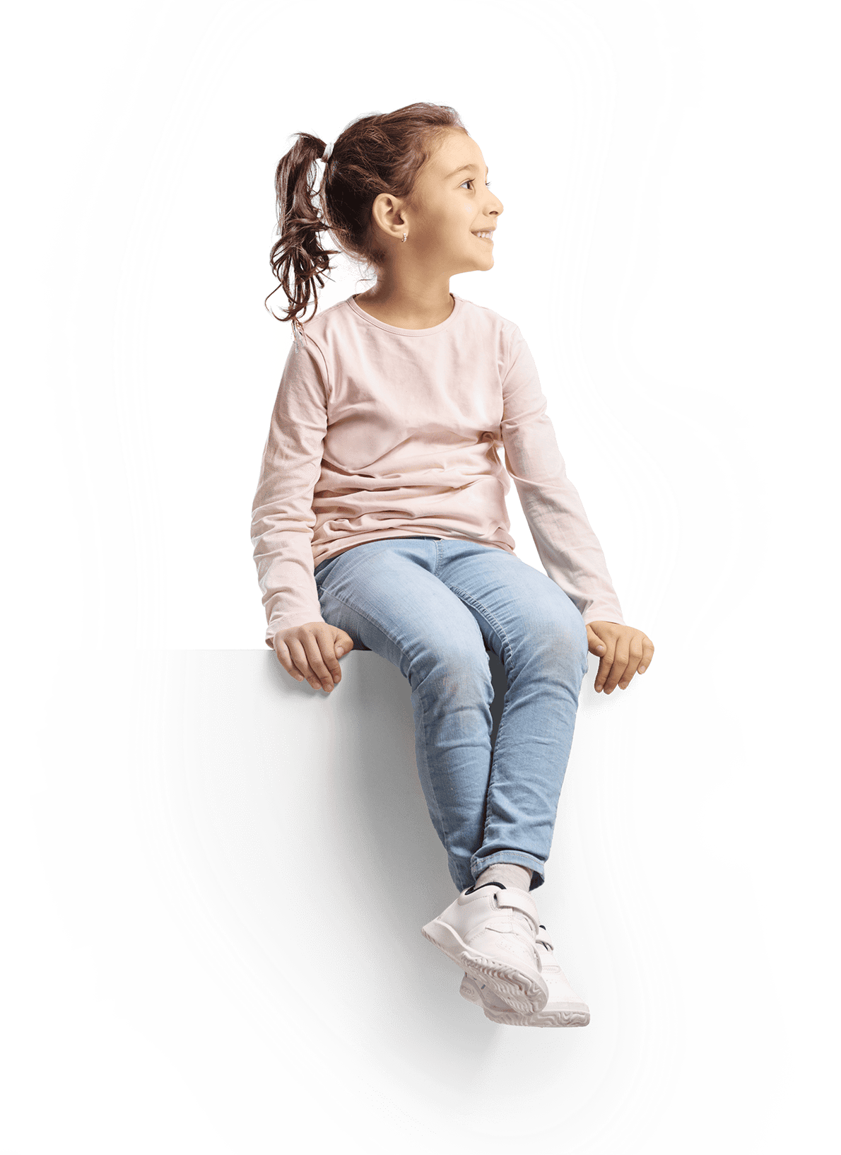 Bambina seduta che guarda verso destra