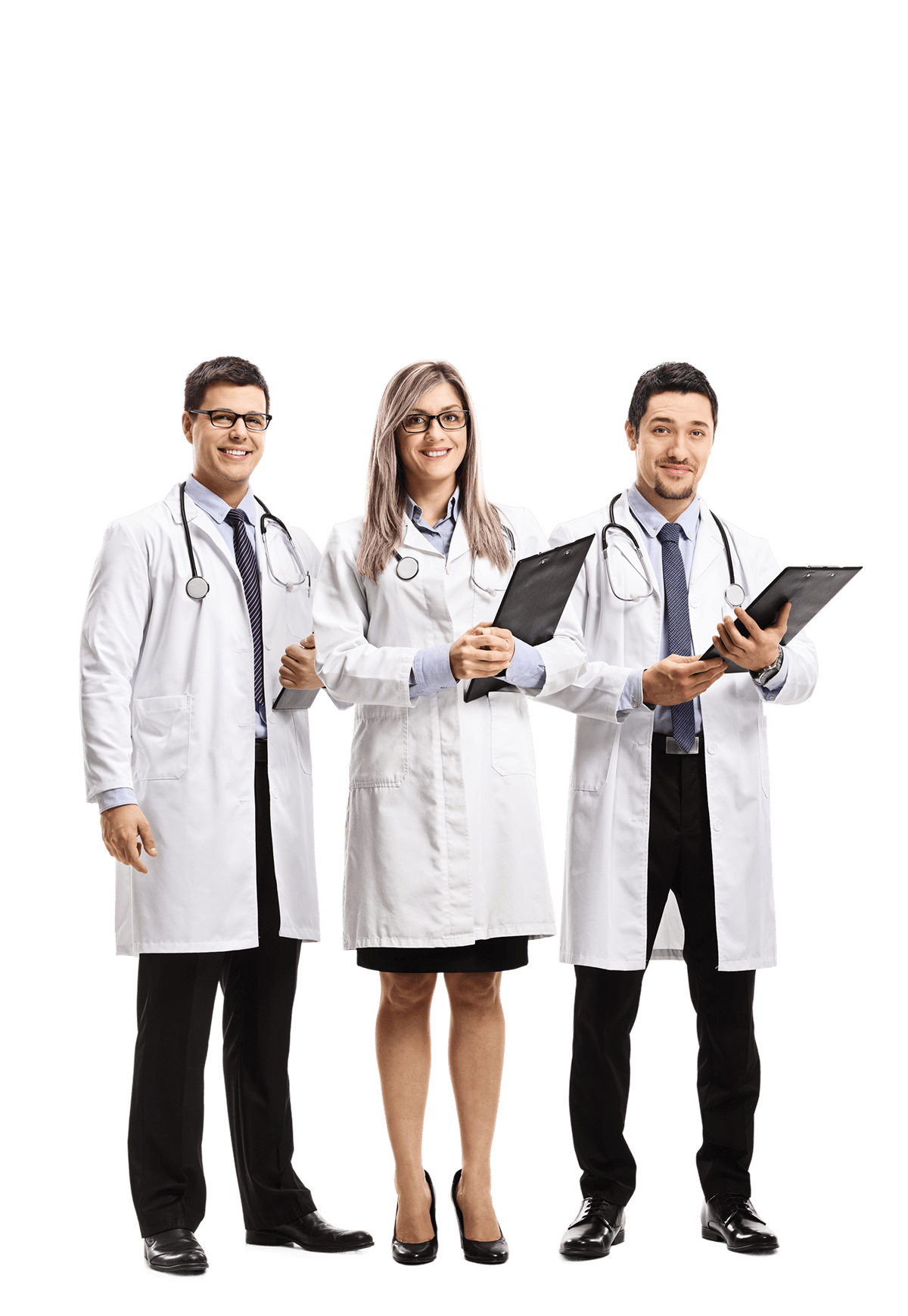 Team di tre medici con camice bianco e cartelle cliniche