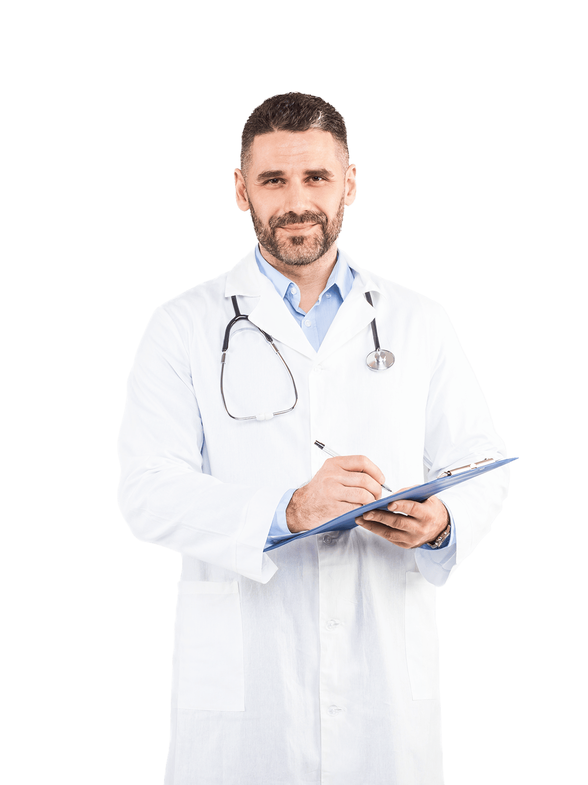 Dottore in piedi che sorride e scrive su una cartella clinica