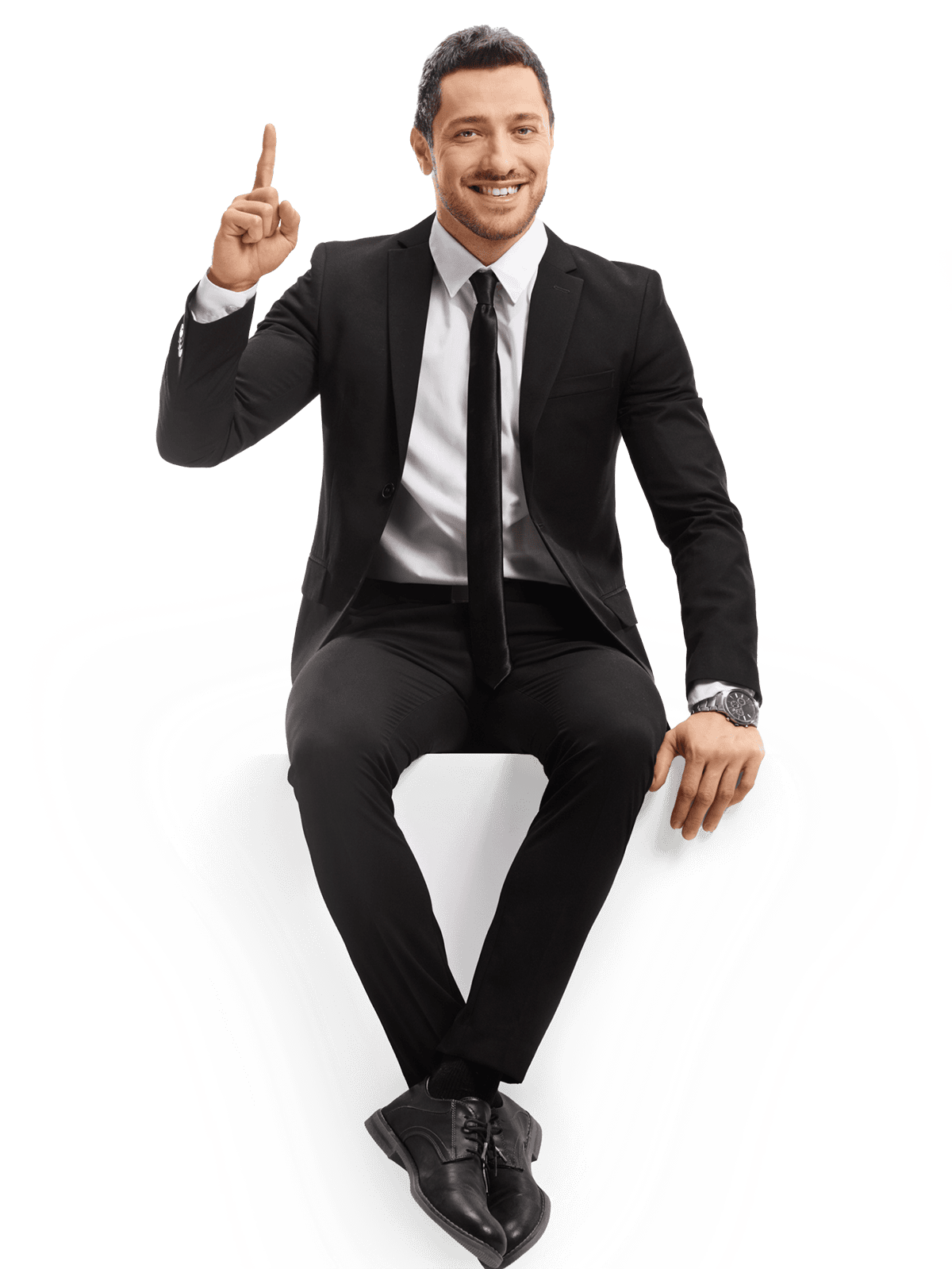 Uomo seduto sorridente che indica verso l'alto